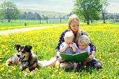 мама читает книгу